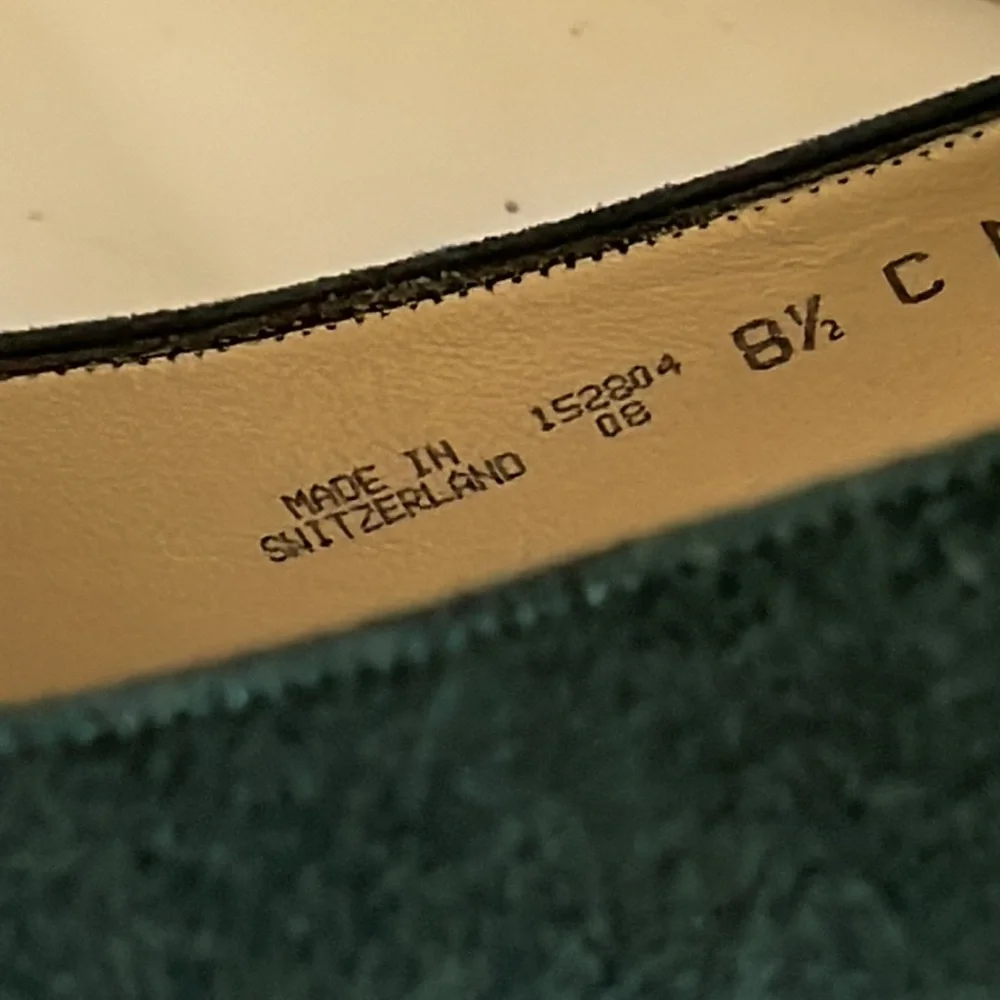 BALLY green suede heels with logo on front bow. - Picture 11 of 14